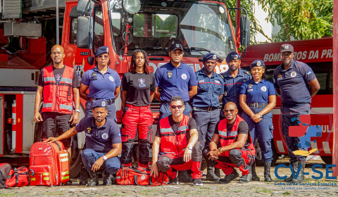 Paramédica ajudando